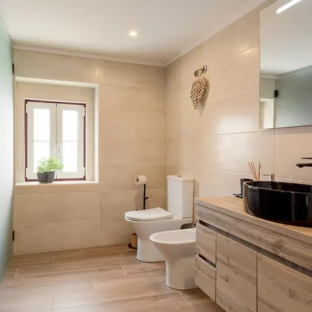 Joivy Modern 3br House With Spacious Front Yard Chelreira