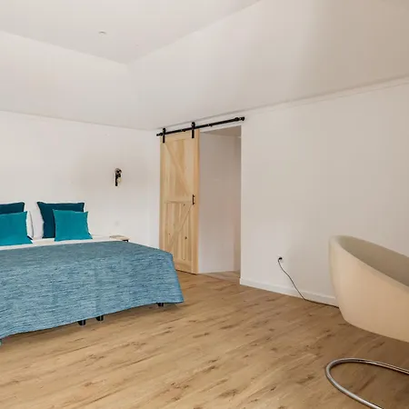 Joivy Modern 3br House With Spacious Front Yard Chelreira